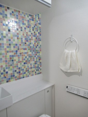 水彩画のような色合いのモザイクタイルでアクセントを 水彩画のような色合いのモザイクタイルでアクセントを